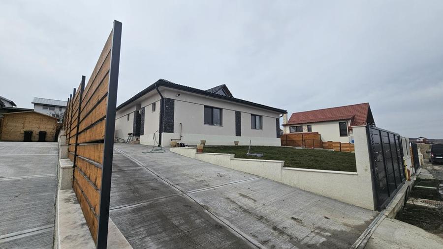 Casa individuala, 4 camere, curte 500mp, Corusu