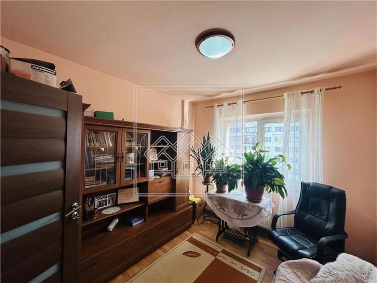 Ap decomandat, 4 camere, balcon - Zona Mihai Viteazu