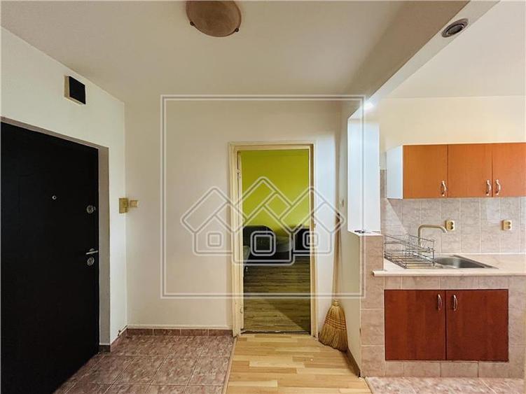 Apartament decomandat, 2 camere, balcon - M. Viteazu