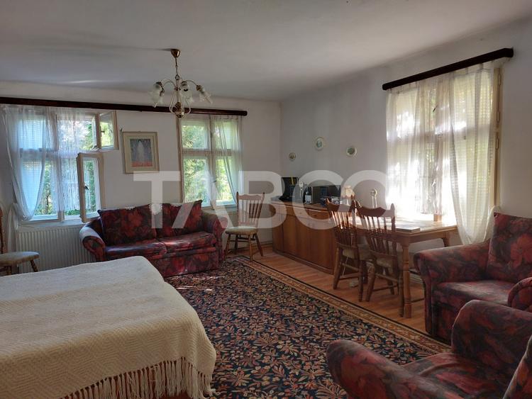 Casa de vanzare cu 2 apartamente separate si teren 544 mp Cisnadioara