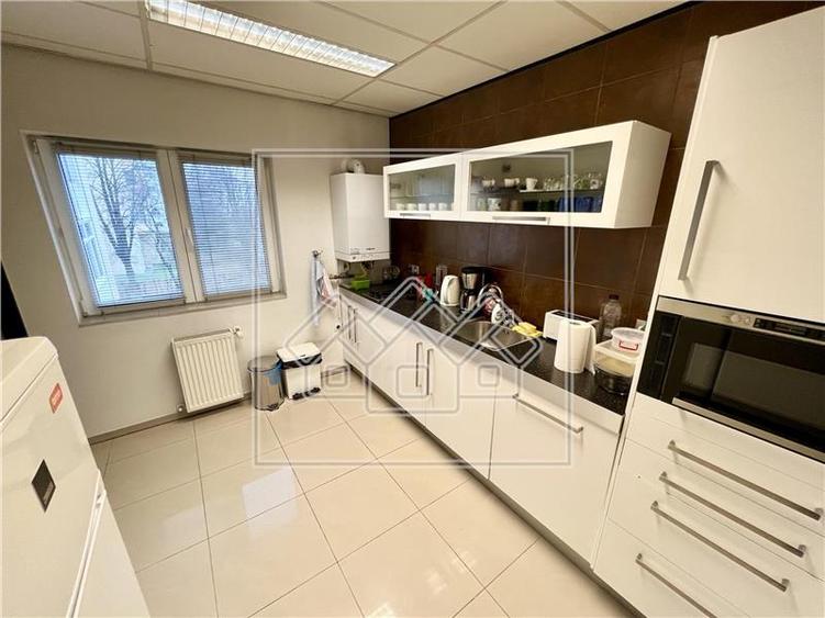 Spatiu de birouri - la cheie, mobilat - 257 mp - 8 birouri