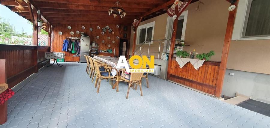 Casa 10 camere, 1000 mp teren, la asfalt, Barabant