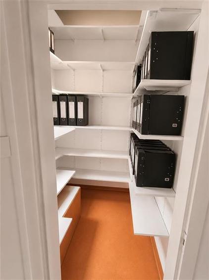 Spatiu pretabil:birouri/ cabinete/ servicii, acces stradal,curte proprie,Central