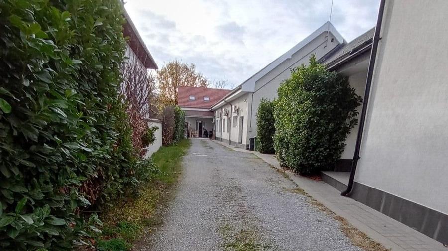 Spatiu comercial stradal cu birouri ,spatiu productie in Episcopia