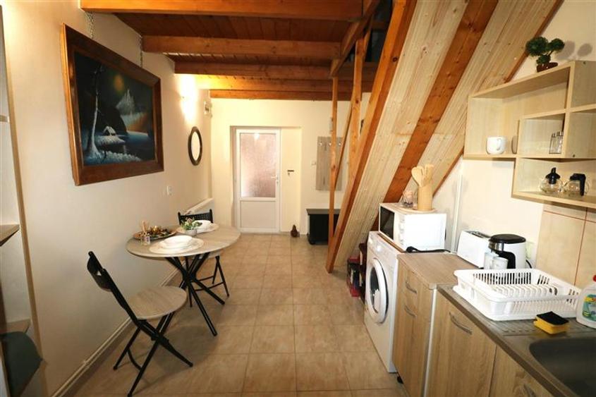 Apartament 2 camere , centrala proprie ,  curte proprie , zona Lipovei