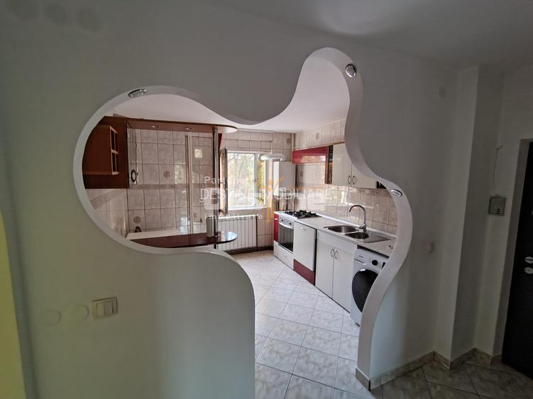 Apartament de vânzare, zona PODU ROȘ, 3 camere, semidecomandat, etaj 1 - 7