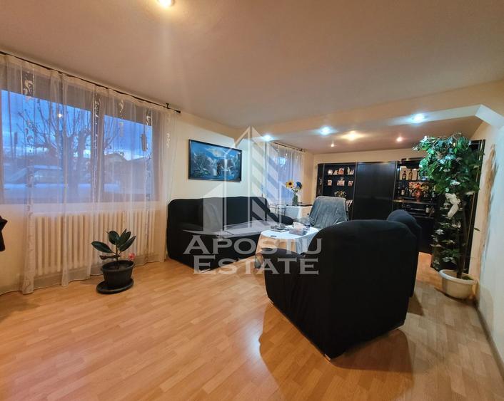 Casa individuala de vanzare, cu 4 camere si 2 garaje, zona Lipovei