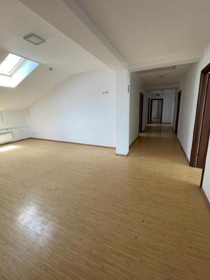 Mansardă Luminoasă și Deosebită – 7 camere ,225 mp utili + 2 Locuri de Parcare