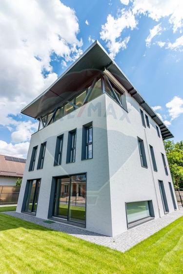 Casă / Vilă exclusivista cu 9 camere de vânzare în Otopeni