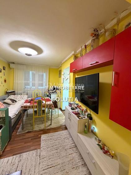 Apartament  3 camere decomandat, etajul 2 -zona Casa de Pensii - 3