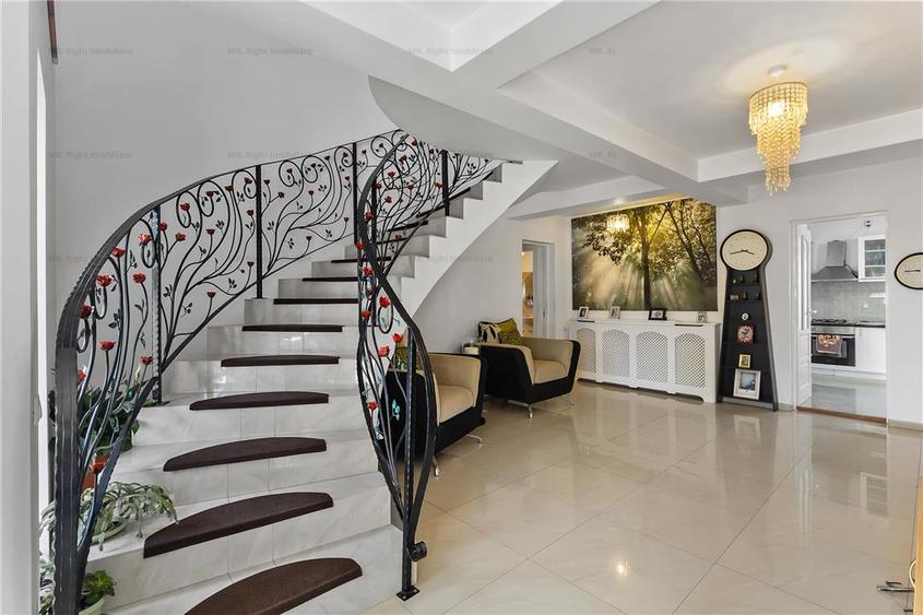 Vila / Casa superba cu 5 camere zona | 1032 mp teren |  Sanpetru Brasov