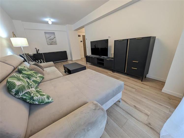 Bloc nou - langa Universitatea Bacovia - chirie 2 camere - mobilat si utilat com