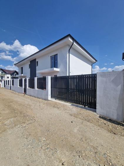 Casa tip duplex 125 mp utili 4 camere curte libera 138 mp in Selimbar