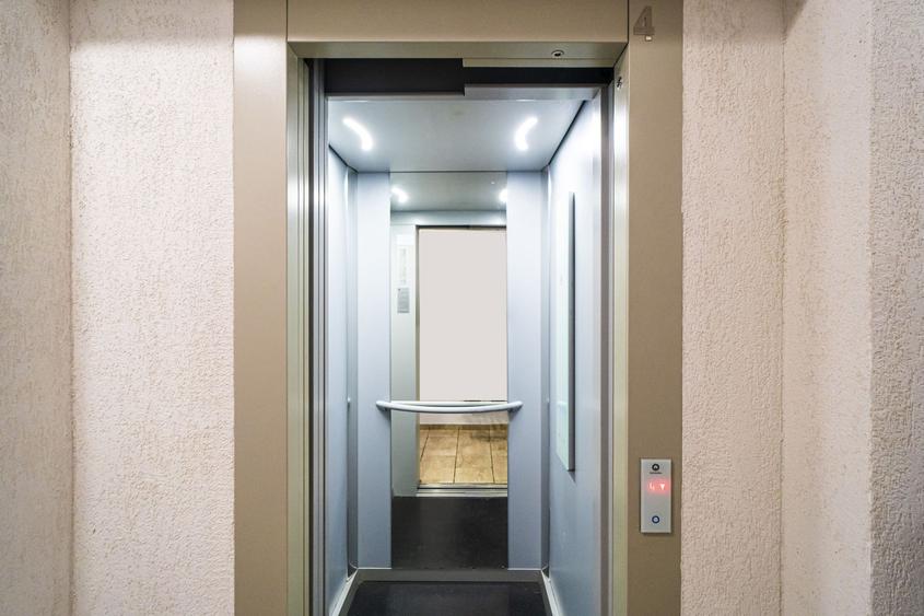 Studio 37 mp, mobilat, etaj 4, lift, situat langa Penny Market - Rezervelor