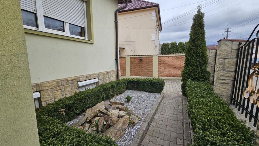 Casa 5 camere 3 bai garaj inchis si teren 700 mp utili in Lazaret