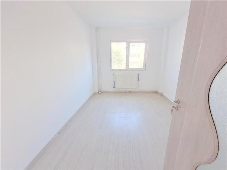 Apartament 3 decomandate, etaj 1, renovat, zona Ura