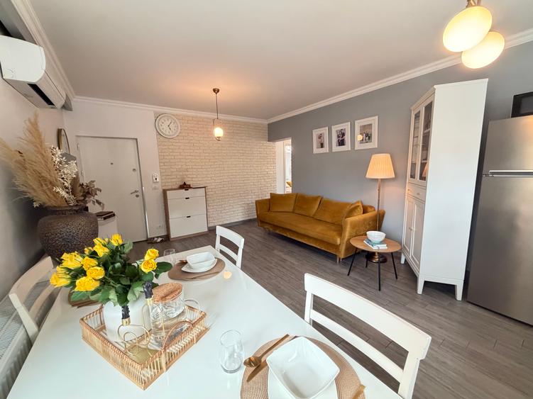 Vând apartament cu trei camere Aradului