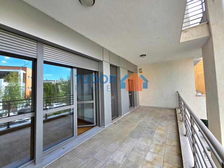 Elegant Multi-Level Home with 4 Bedrooms and Expansive Terraces in Green Lake