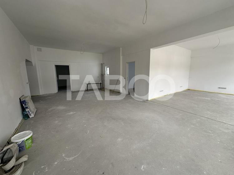 Spatiu comercial cu vitrina pe 3 niveluri cu suprafata utila de 915mp
