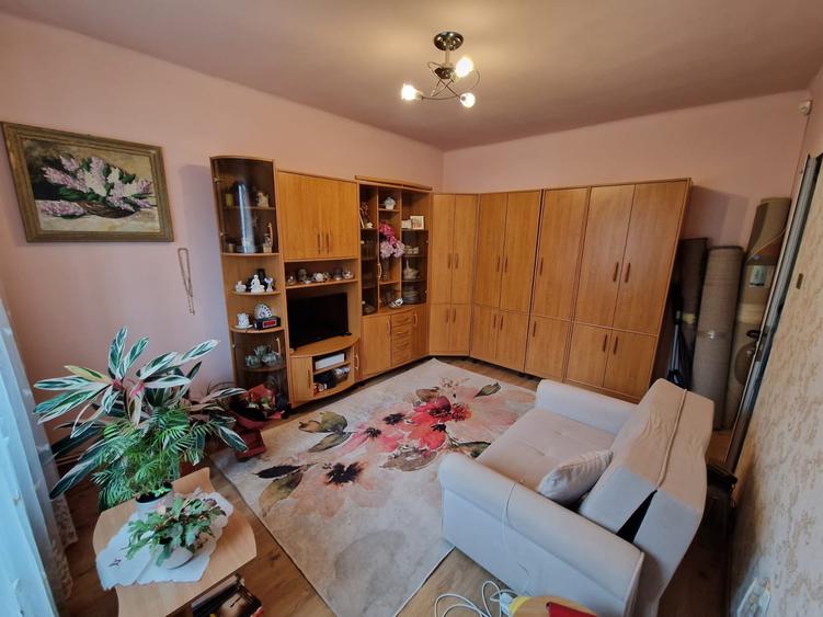 Apartament 2 camere in Andrei Muresanu cu gradina,birou, si beci
