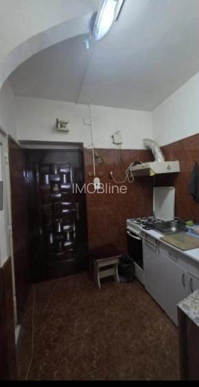 Garsonieră zona Far  mobilată utilată 22 mp etaj 3/3 - 2