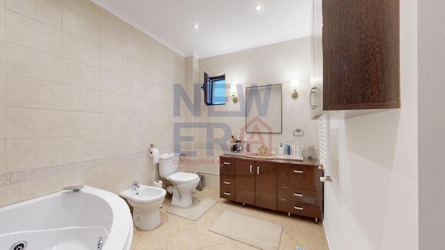 Casa de vanzare in zona Dacia-Eminescu - acces strada privata
