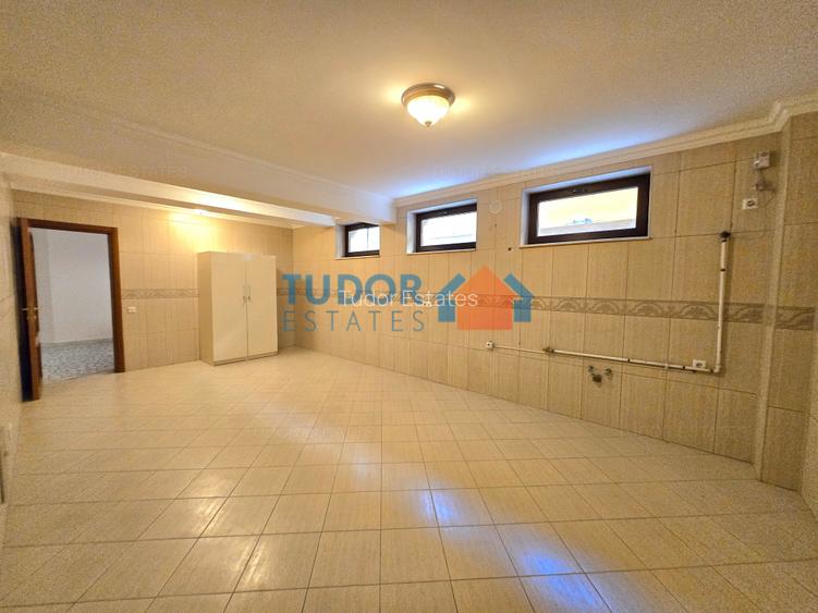 Elegant 10-Bedroom Mansion with Private Pool & Landscaped Garden - 27