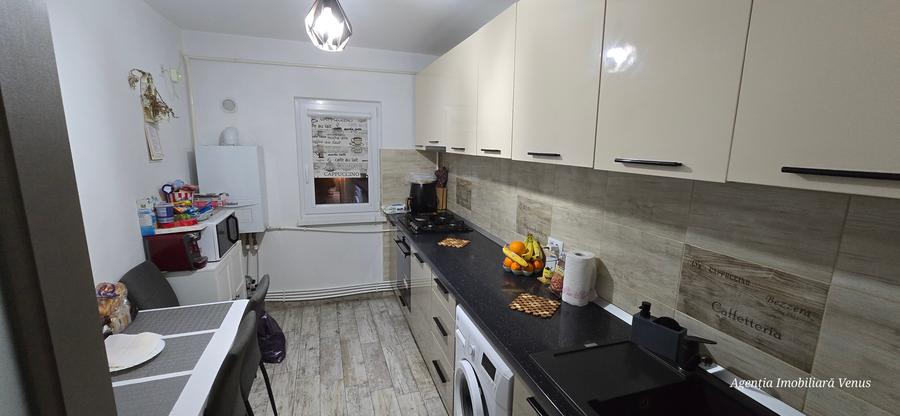 Apartament 3 camere zona Uvertura Mall