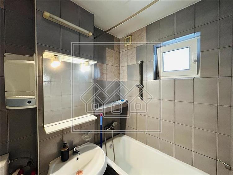 Apartament decomandat, 2 camere, balcon - M. Viteazu