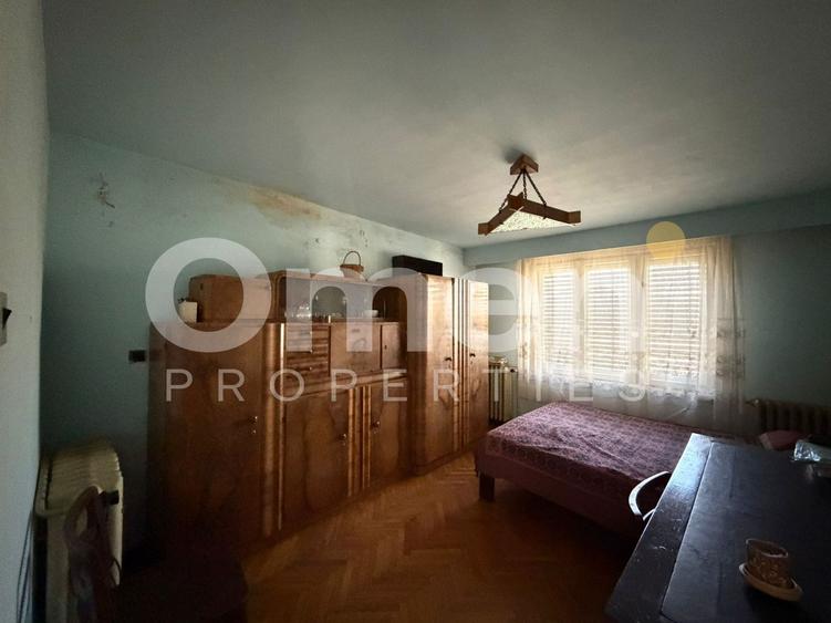 Casa de vanzare cu 446 mp teren si garaj, situata in zona centrala