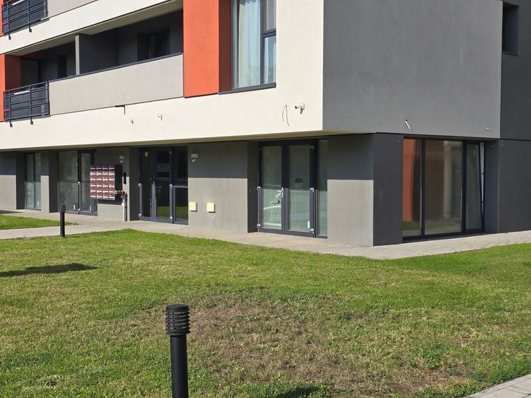 Spatii de vanzare. Suprafete de la 68 mp la 106 mp . Parter de bloc