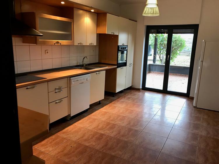 Vila de inchiriat cu vedere lac pentru rezidenta/birouri/clinica/comercial