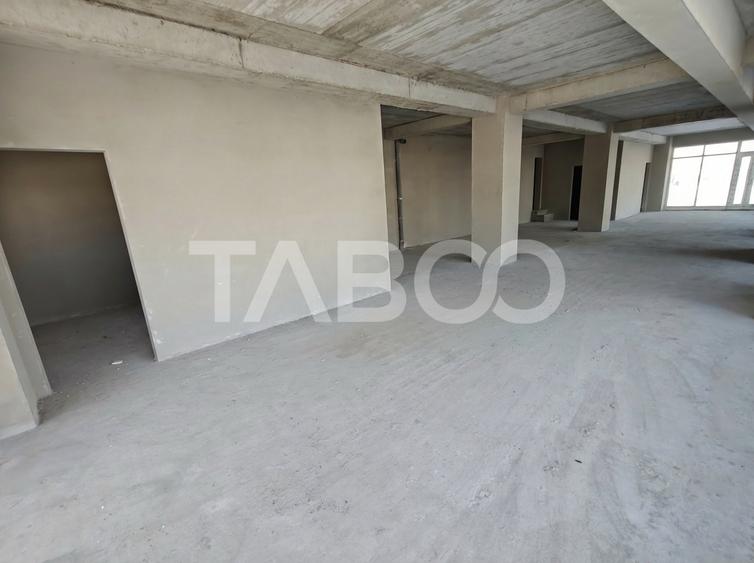 Spatiu Comercial de inchiriat cu 8 locuri de parcare - Vitrina 13 m
