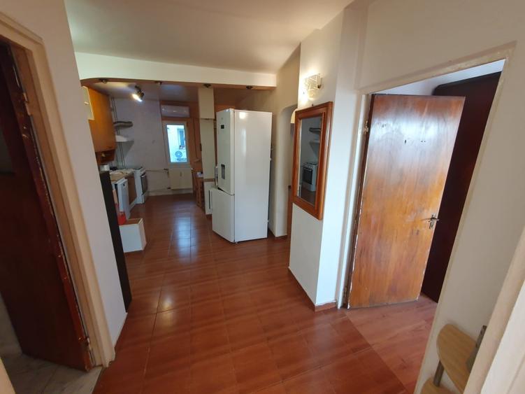 PROPRIETAR vand apartament decomandat 4 camere, 2 bai, 2 balcoane.