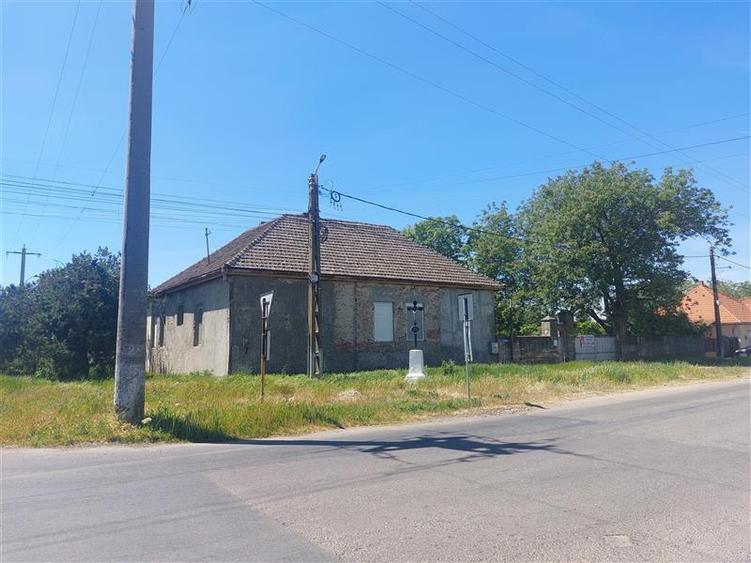 Casa spatioasa cu teren mare, pe colt, in Periam
