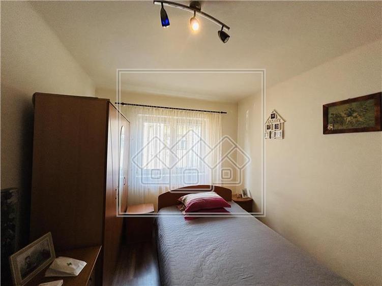 Ap decomandat, cu 2 camere si balcon, etaj 1 - Sura Mica