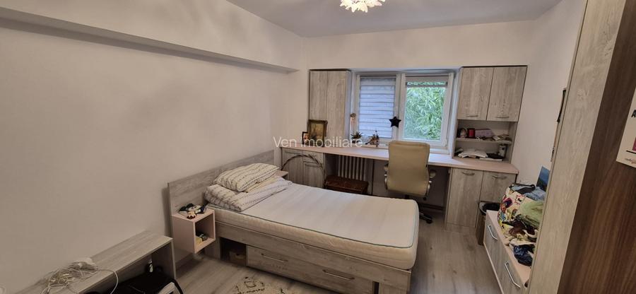 Apartament 2 camere , decomandat, et. 3, strada  Andrei Muresanu - 8