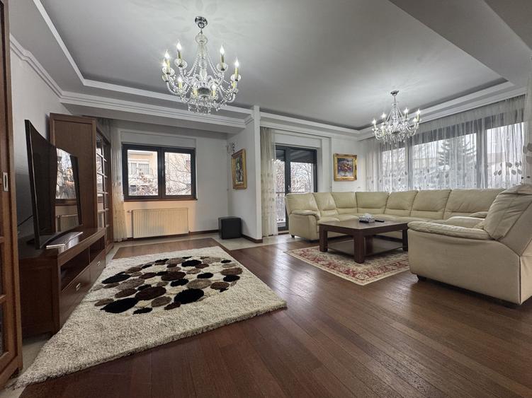 Apartament spatios cu vedere la parc, prima linie