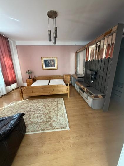 Apartament spatios , situat Central