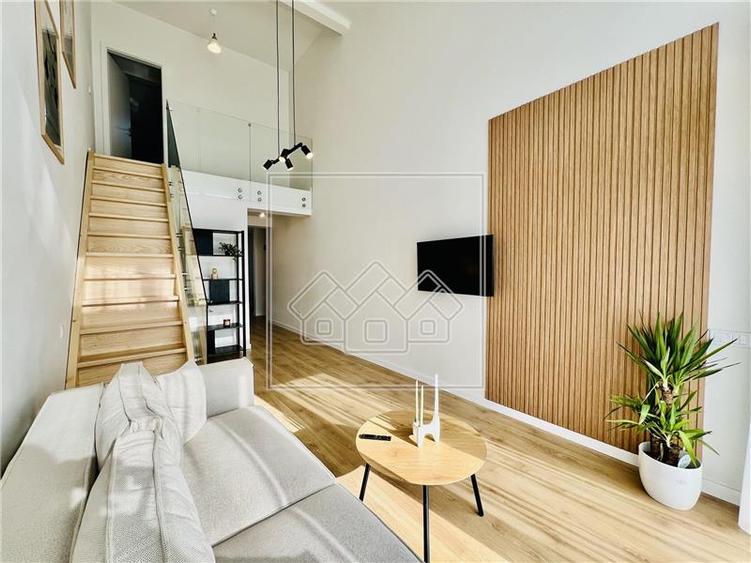 Penthouse 2 camere, bucatarie separata, geam la baie