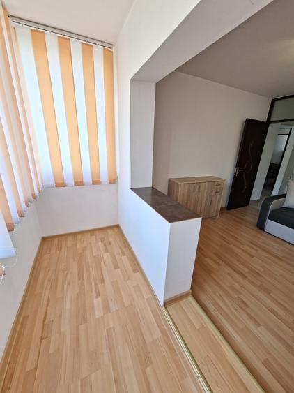 Inchiriez apartament 4 camere et intermediar cu parcare