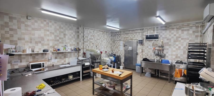 Spatiu comercial, 200 mp, zona Micro 6