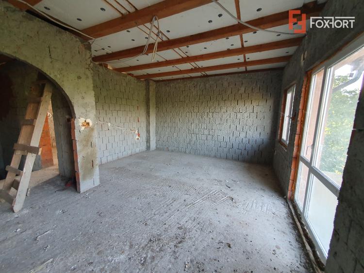 Casa individuala cu 5 camere si 2 bai, Central - Jebel