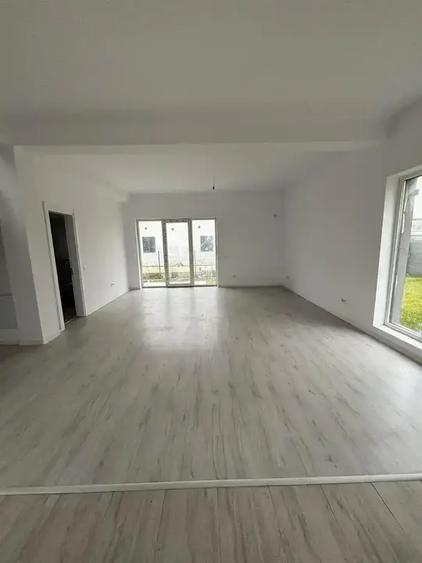 Casa De Vanzare 4 Camere | Finalizata | Curte Parcarea | Bariera