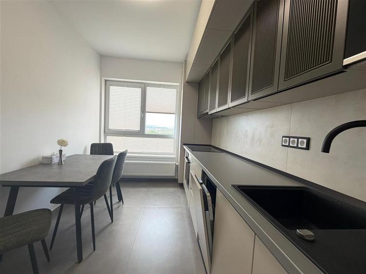 Apartament 3 camere 2 bai balcon parcare zona Calea Surii Mici