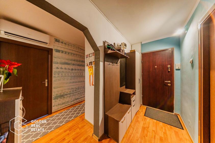 Apartament 4 camere, langa campusul UVVG, decomandat, etaj 3, comision 0%