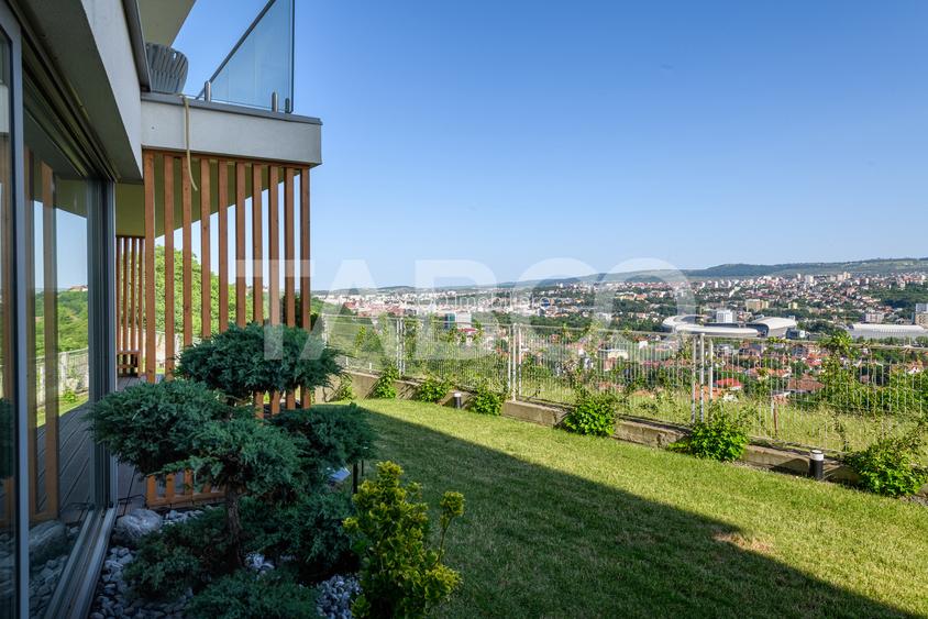 Apartament de lux de vanzare cu 3 camere cu gradina de 200 mp