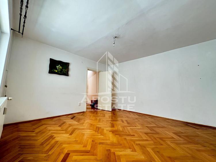 Apartament cu 3 camere, decomantat, etajul 2 , zona Spitalul Judetean