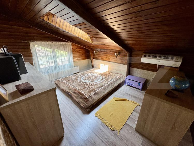 Casă de inchiriat, cu 4 dormitoare cu piscină, grătar, iaz și zonă de relaxare