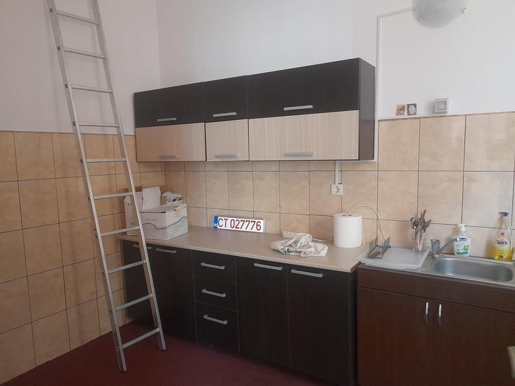 STEFAN CEL MARE  2 CAMERE  LA CURTE   PENTRU  BIROURI